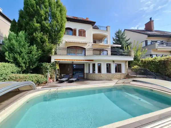 Eladó újszerű családi ház, Budapest, XII. kerület 7+2 szoba 470 m² 649 M Ft