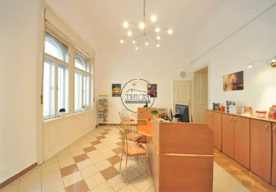 eladó üzlethelyiség utcai bejáratos, Budapest, II. kerület